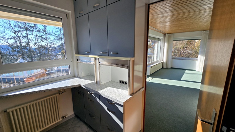 Einbauküche mit Zugang zum Wohnzimmer