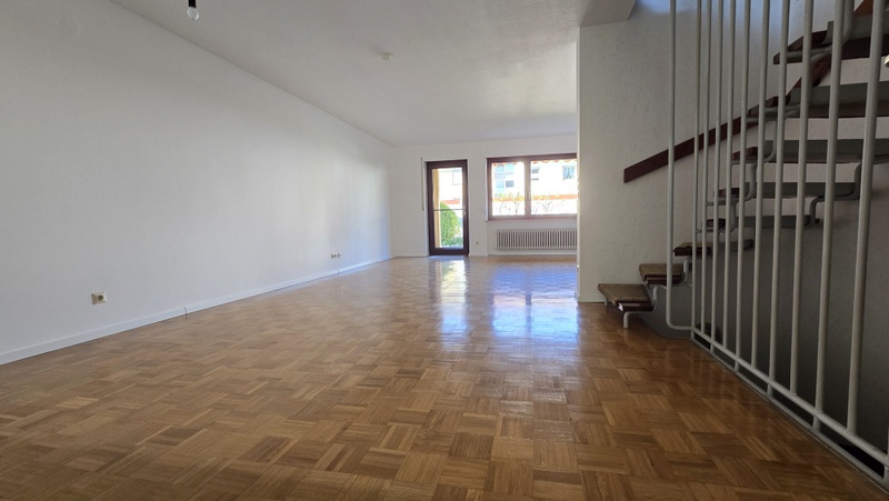 Wohnzimmer mit Zugang zum Garten