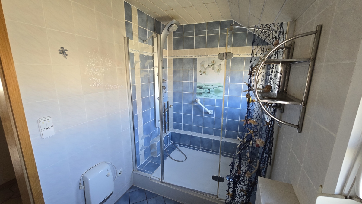Große Dusche im OG