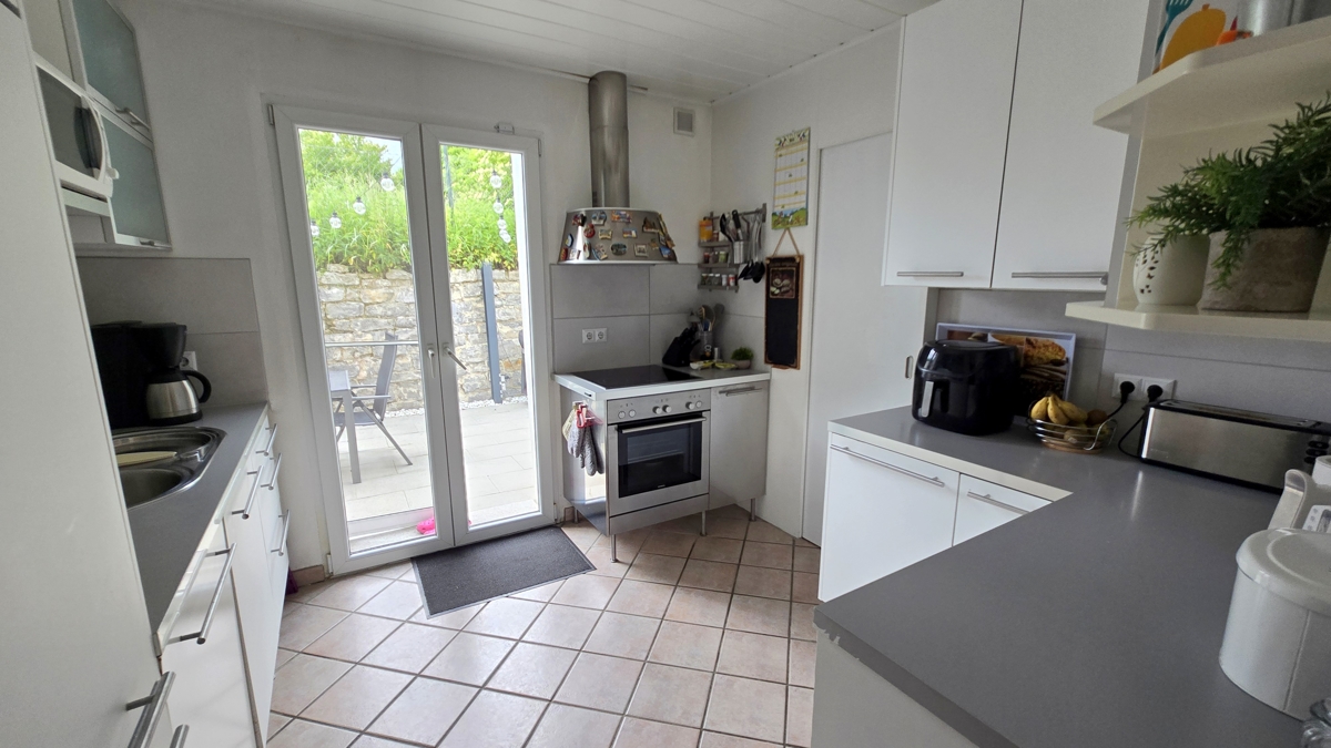Küche mit Zugang zur Terrasse