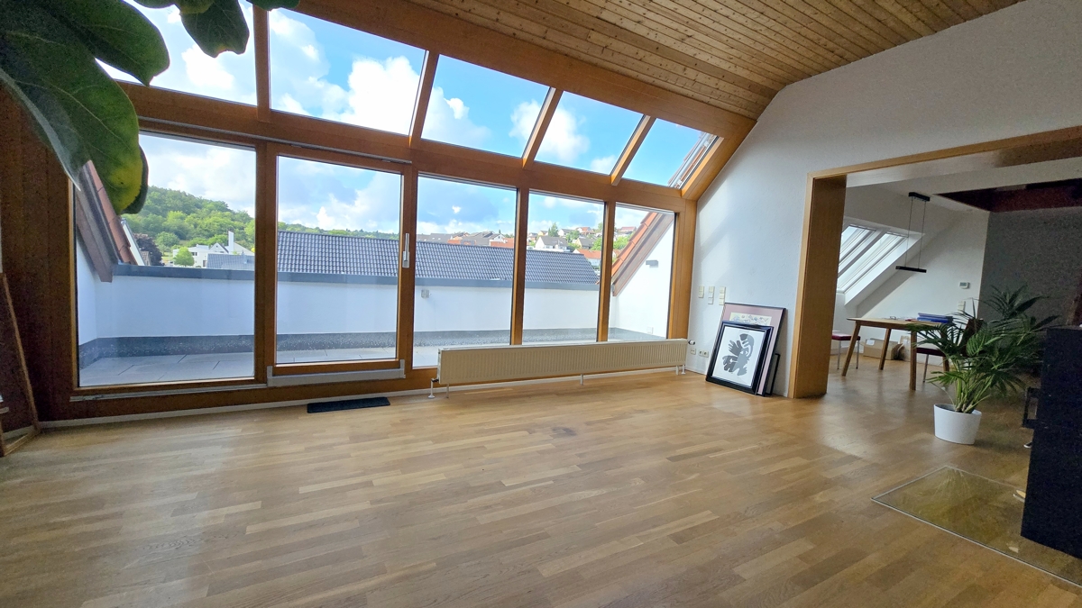 Wohnzimmer mit Balkon 1