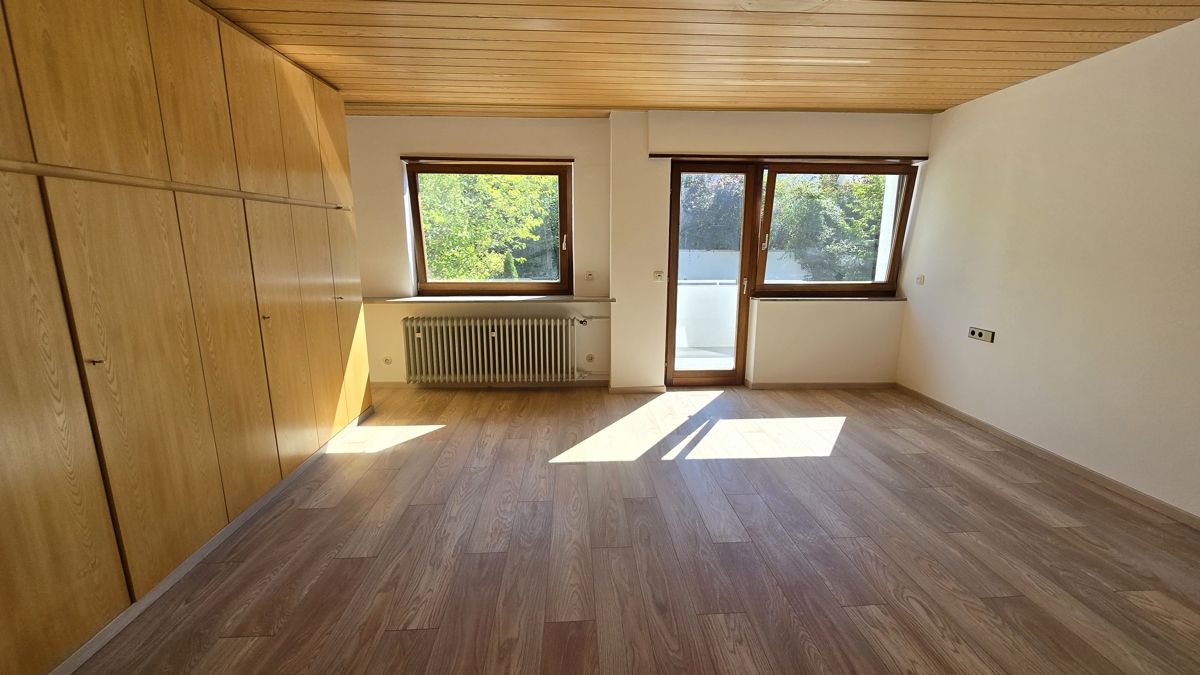 Schlafzimmer 1 im OG mit Zugang zum Balkon