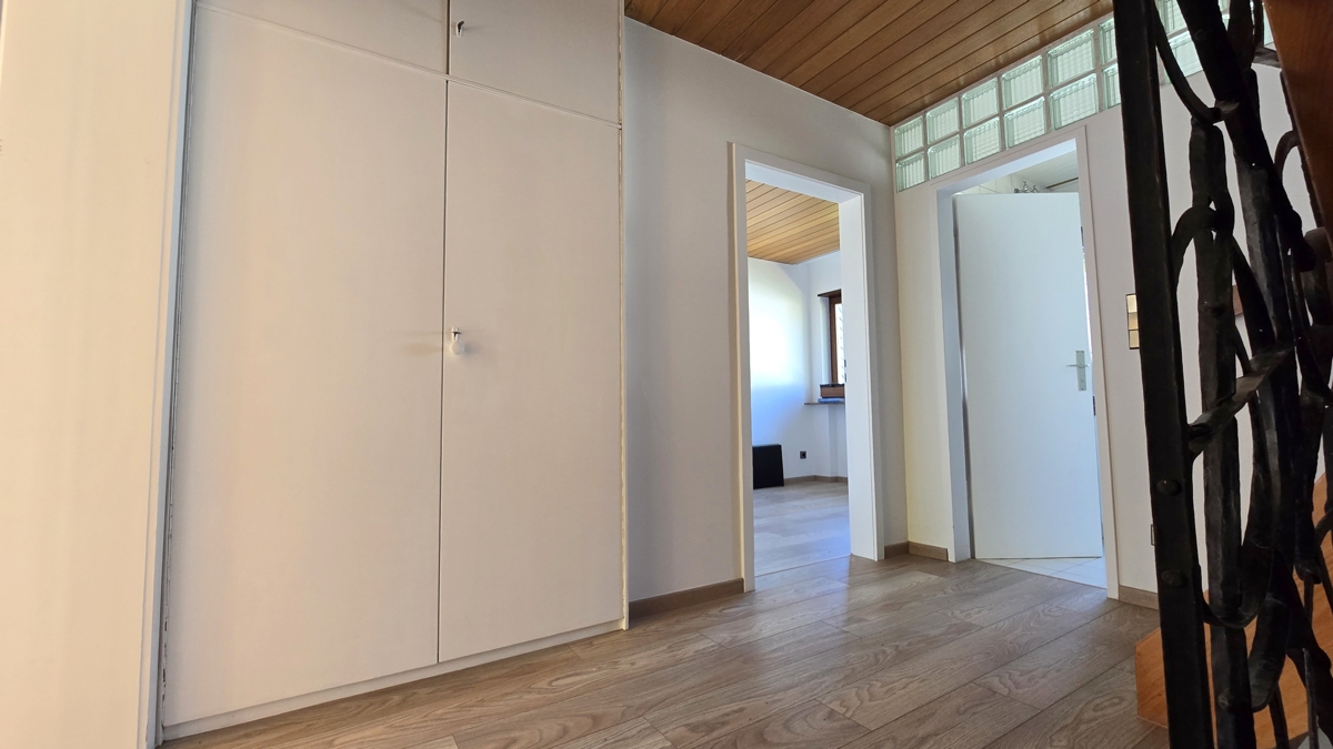 Flur mit Einbauschrank im OG