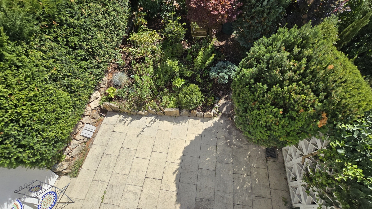 Terrasse vom Balkon aus