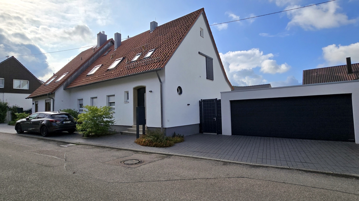 Außenansicht mit Doppelgarage