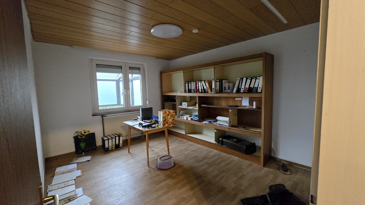 Wohnzimmer mit Zugang zum Balkon