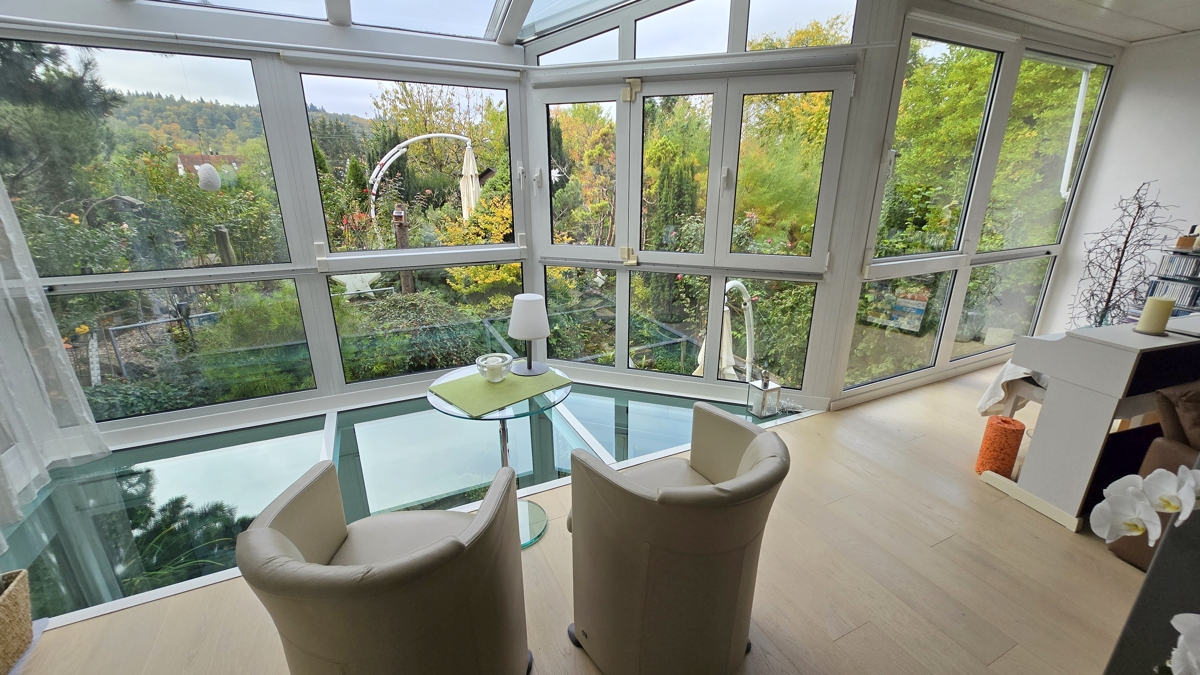 Wohnzimmer mit Blick in den Garten