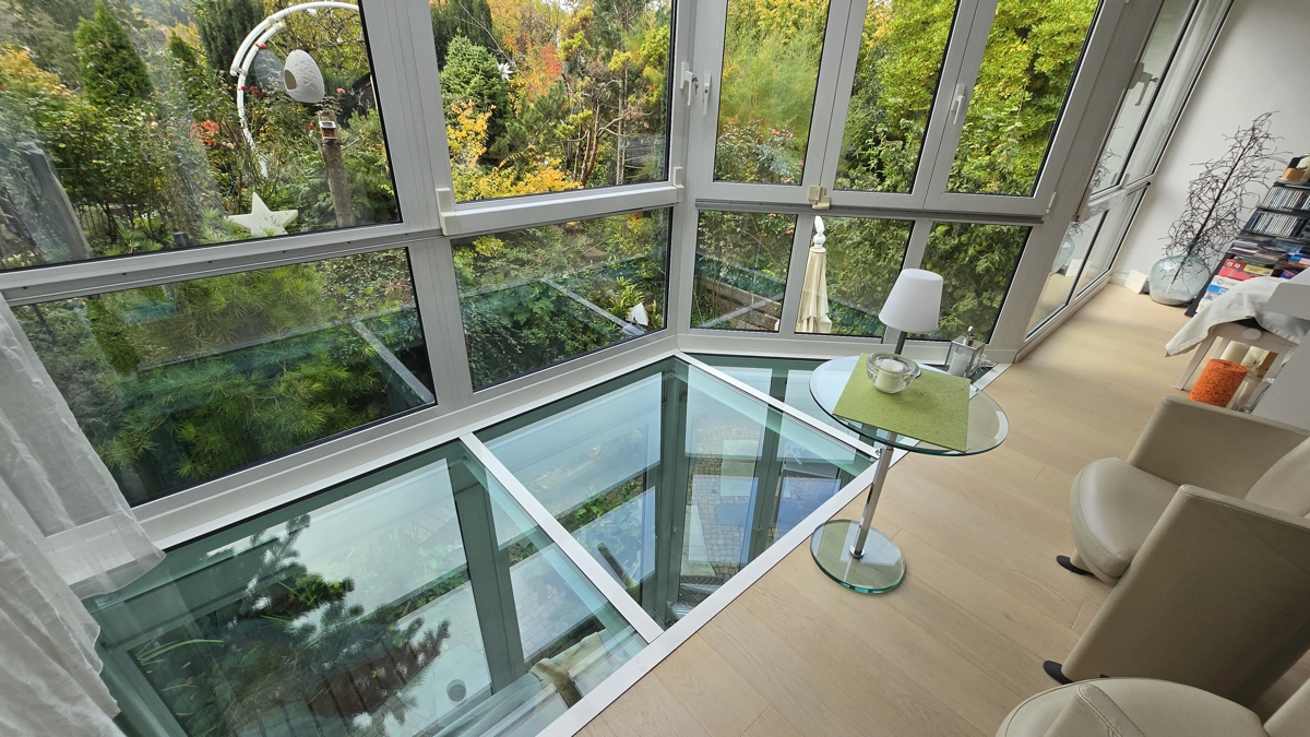 Wohnzimmer mit Glasboden und Blick in den Garten
