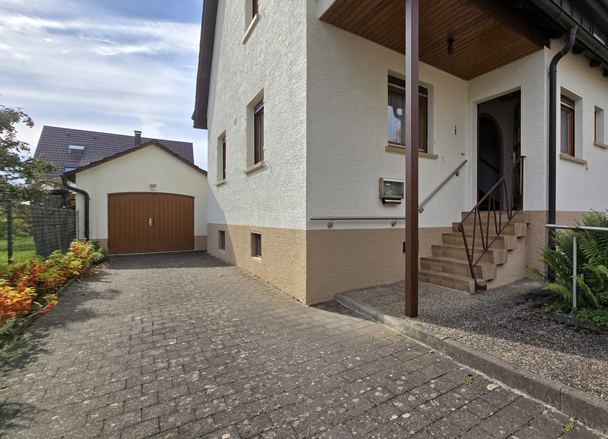 Garage, Einfahrt und Hausansicht vorne