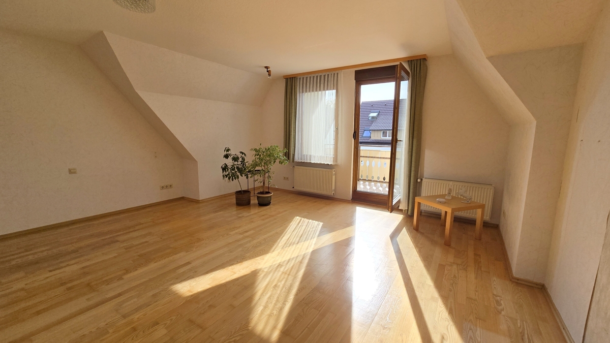 Schlafzimmer 1 mit Zugang Balkon im OG