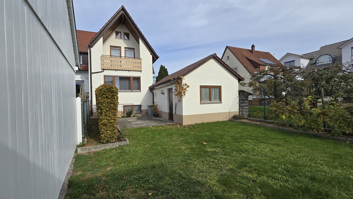 Garten, Garage und Hausansicht hinten