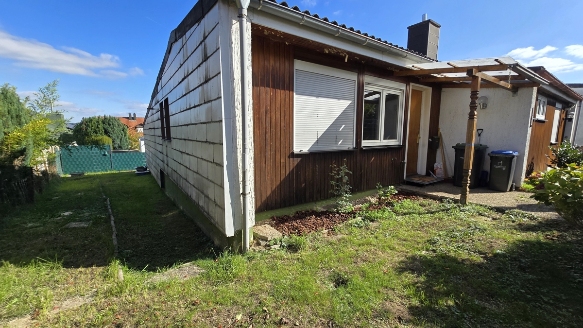 Hausansicht vorne und Garten 