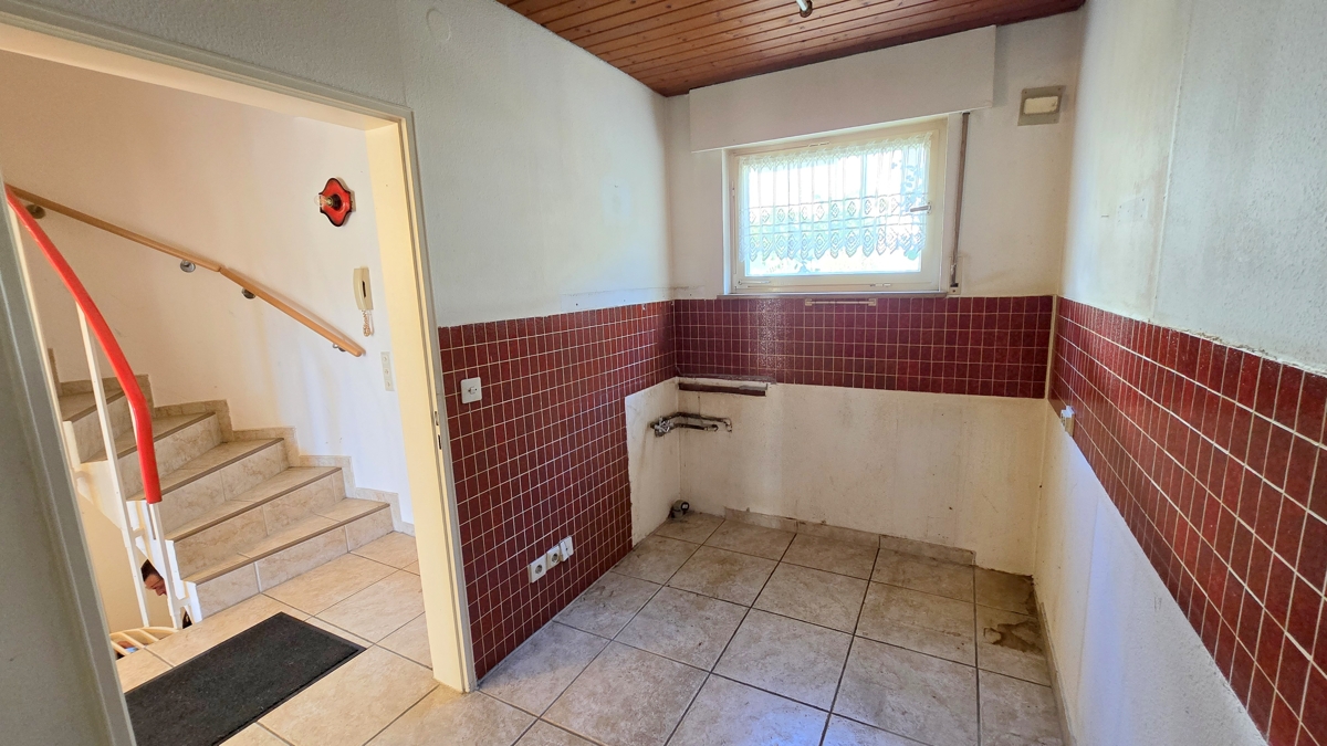 Küche und Treppenaufgang zum OG