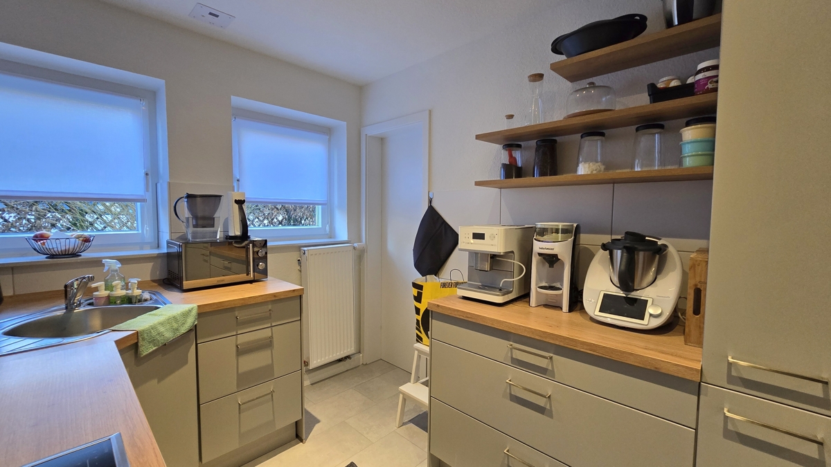 Einbauküche mit Zugang Abstellkammer