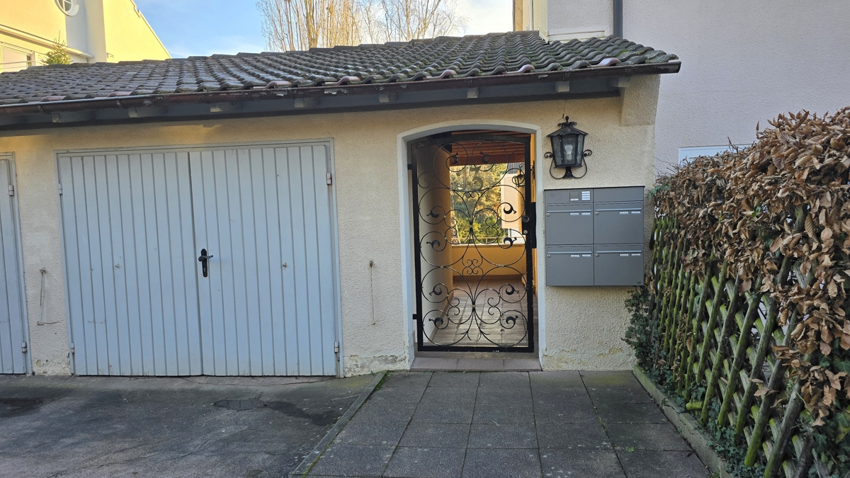 Garage und Zugang zum Haus