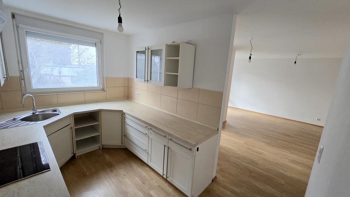 Einbauküche mit Blick ins Wohnzimmer  - Ebene 1