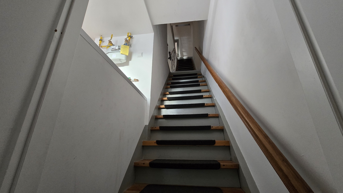 Treppe zum Wohnbereich