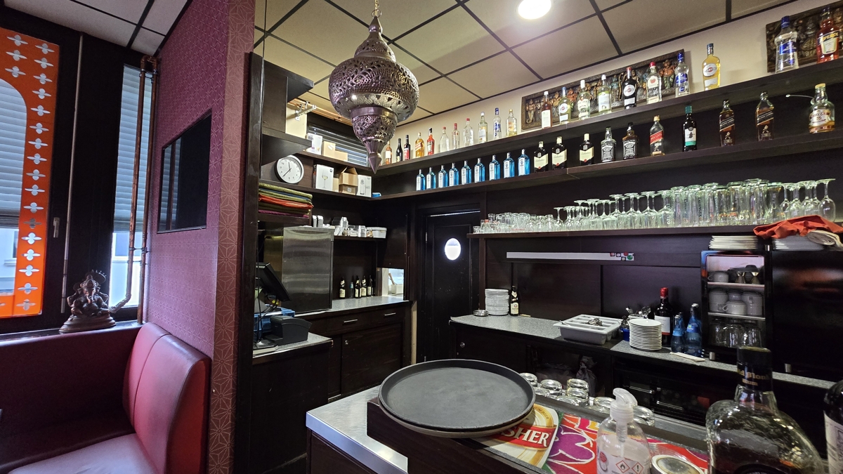 Bar und Zugang zur Küche