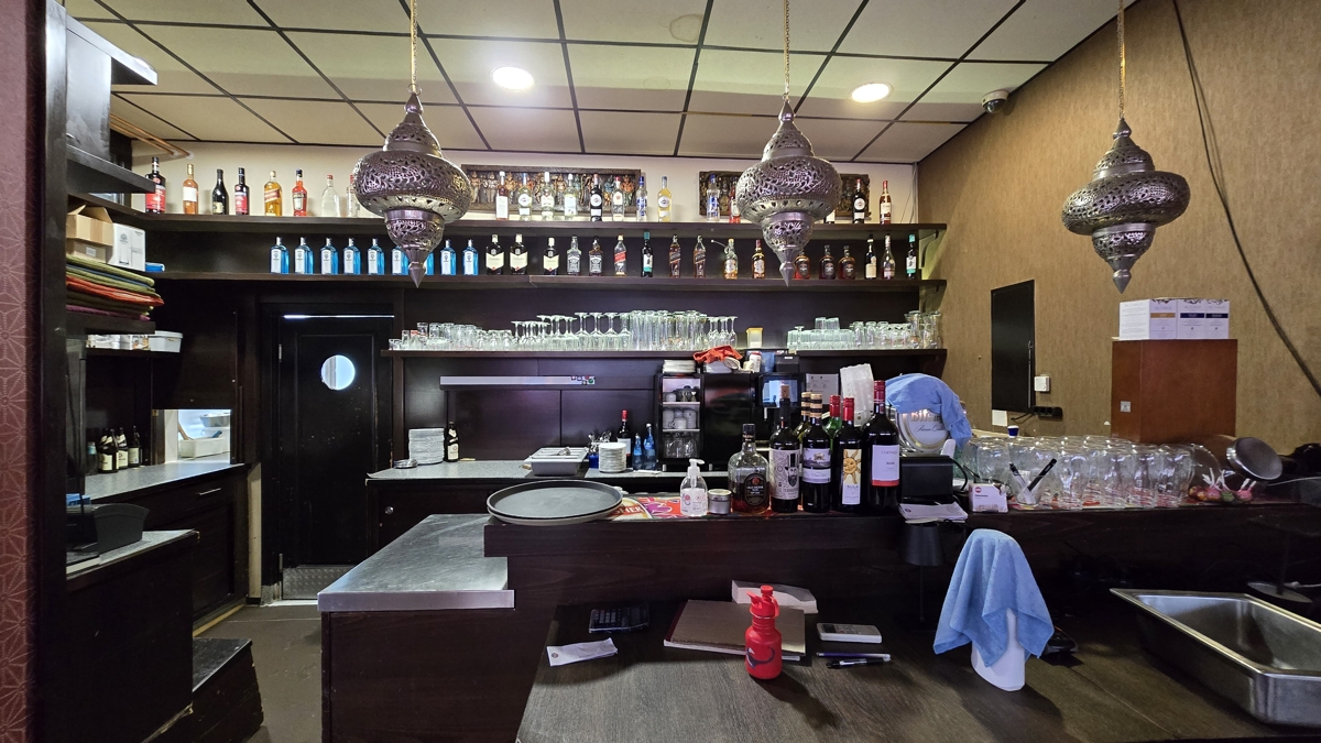 Bar und Zugang zur Küche