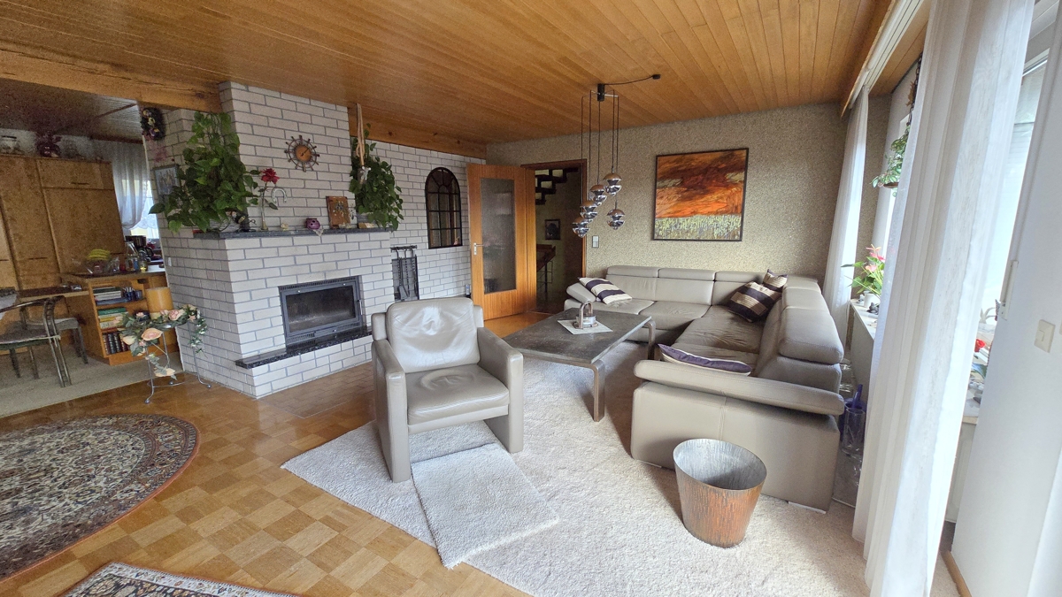 Wohnzimmer mit Kamin