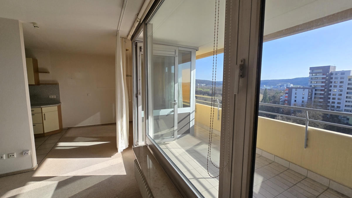 Wohnzimmer Essbereich und Balkon