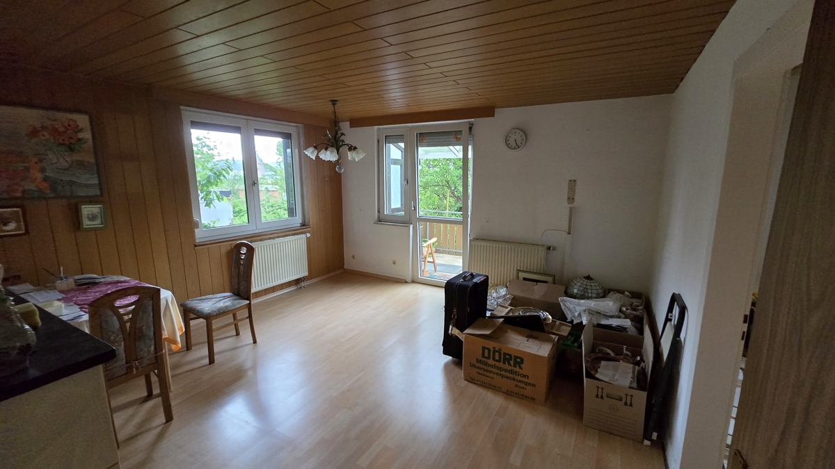 Wohnzimmer mit Zugang zum Balkon