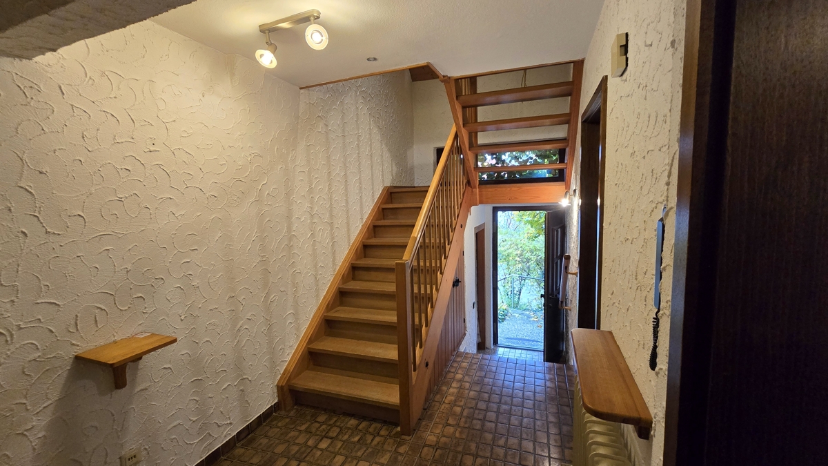 Flur und Treppenhaus ins OG