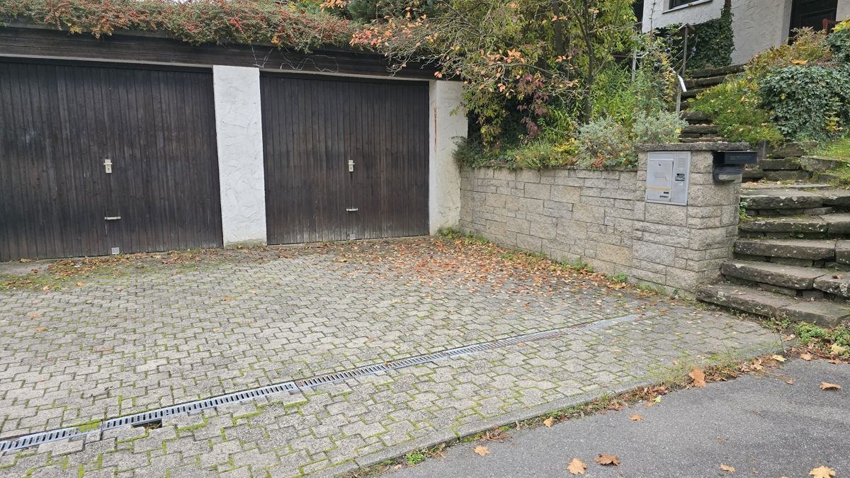 2x Garage und Stellplätze