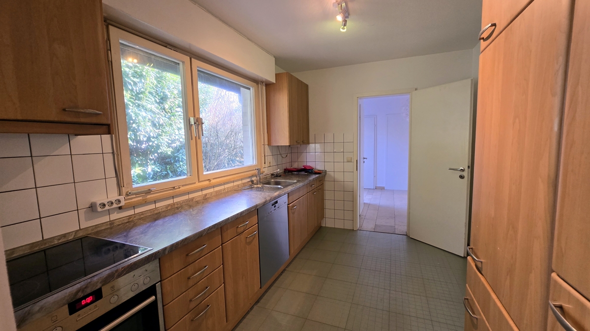 Küche mit Einbauküche