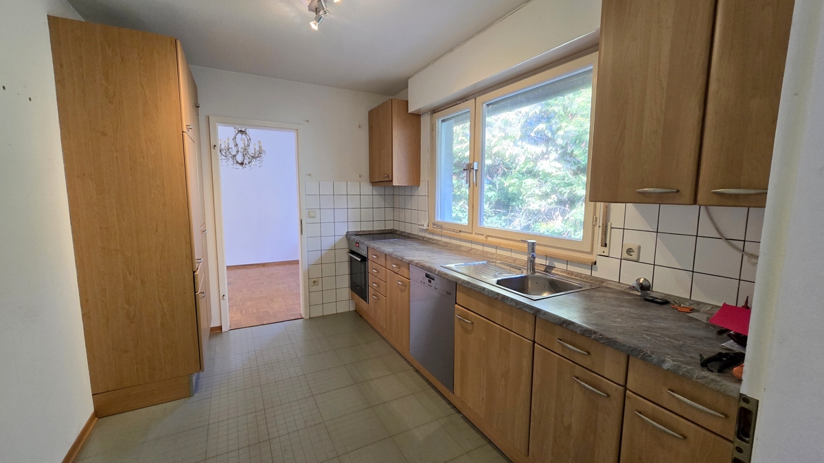 Küche mit Einbauküche