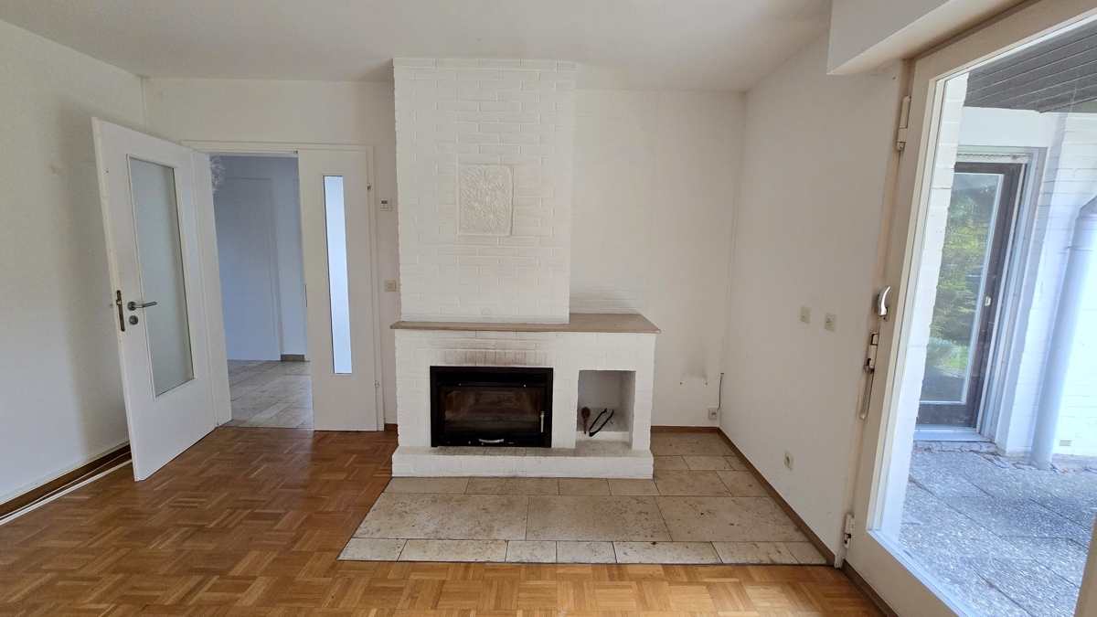 Kamin im Wohnzimmer und Zugang zu Terrasse