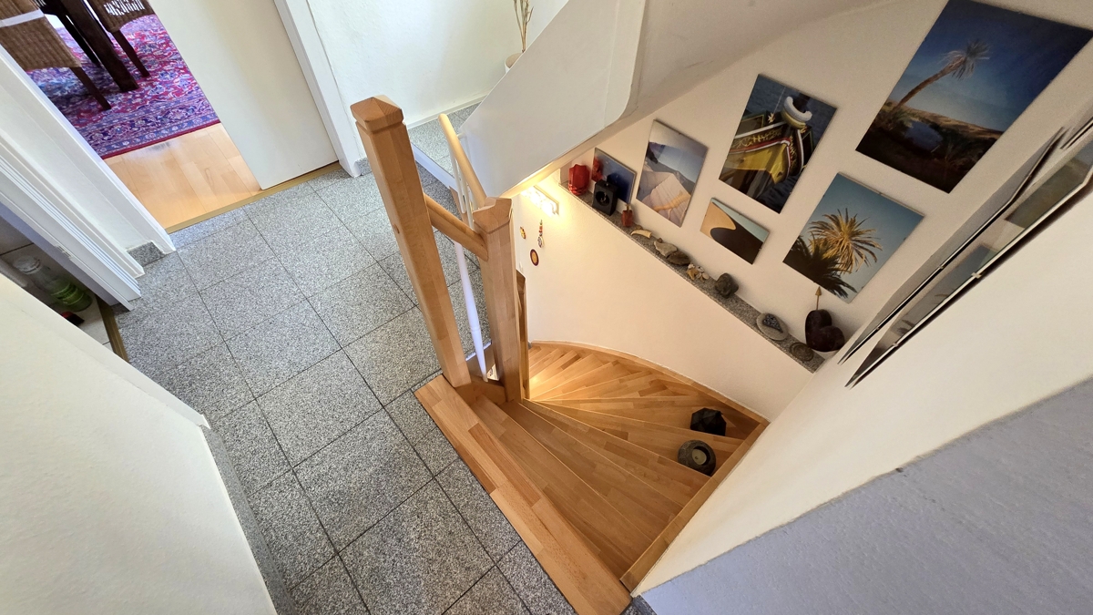 Flur und Treppe im OG
