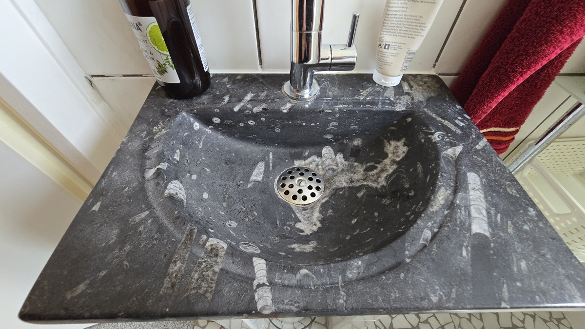 Fossilienwaschbecken im Gäste-WC im OG