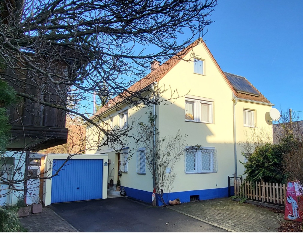 Hausansicht Garage und Stellplatz