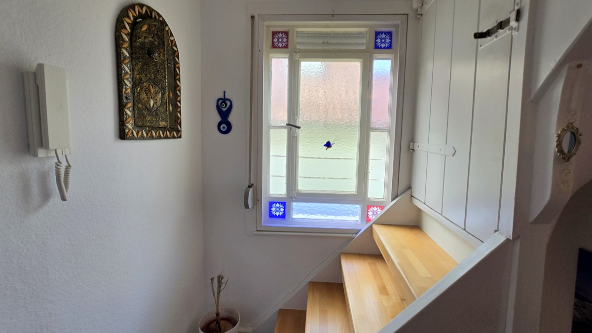 Kathedralenfenster Bj. 1913 und Zugang zum Dachboden