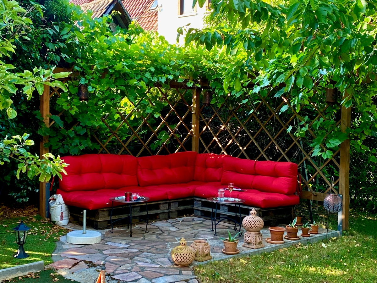 Lounge-Ecke im Sommer