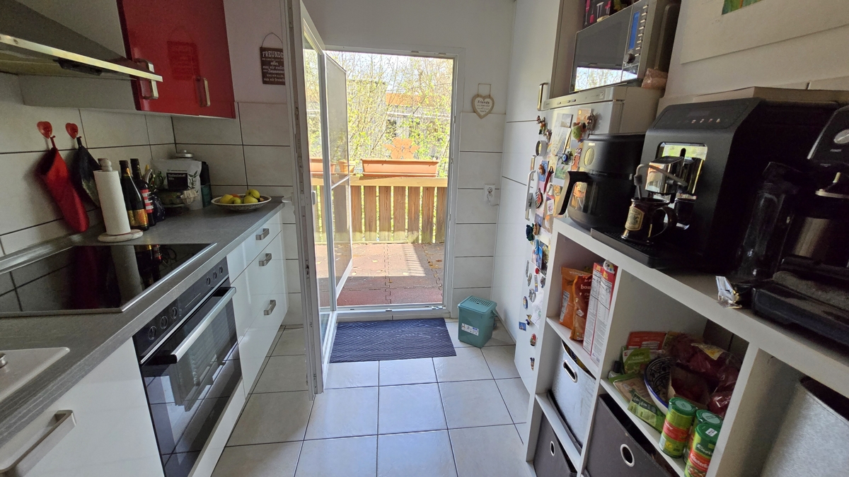 Einbauküche mit Zugang zum Balkon im OG