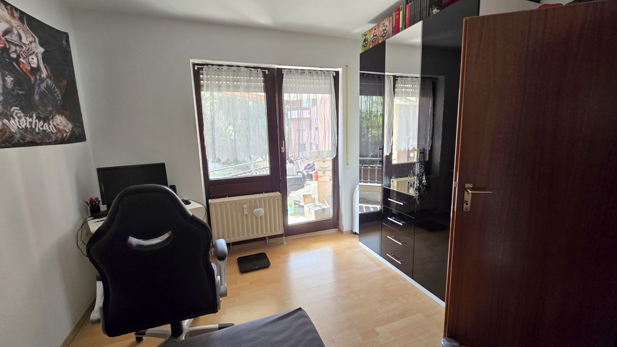 Schlafzimmer + Zugang Balkon