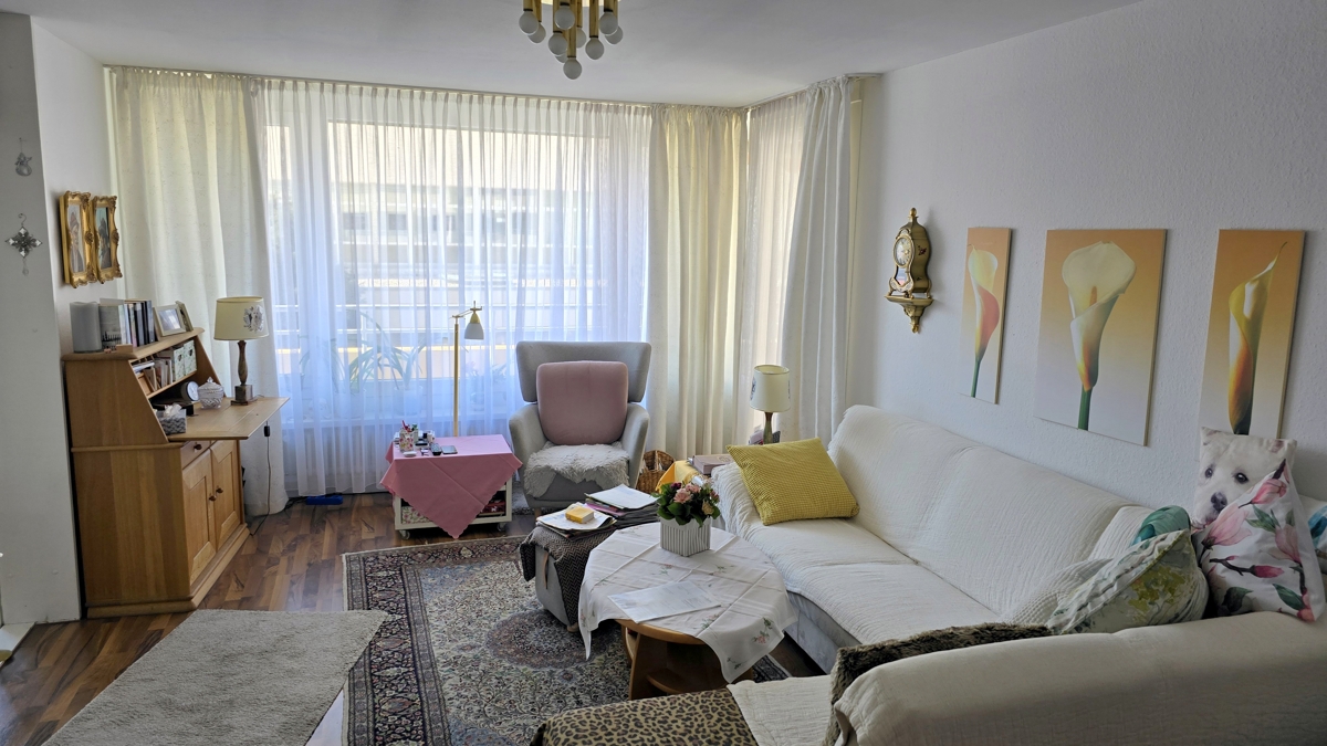 Wohnzimmer mit Zugang Balkon