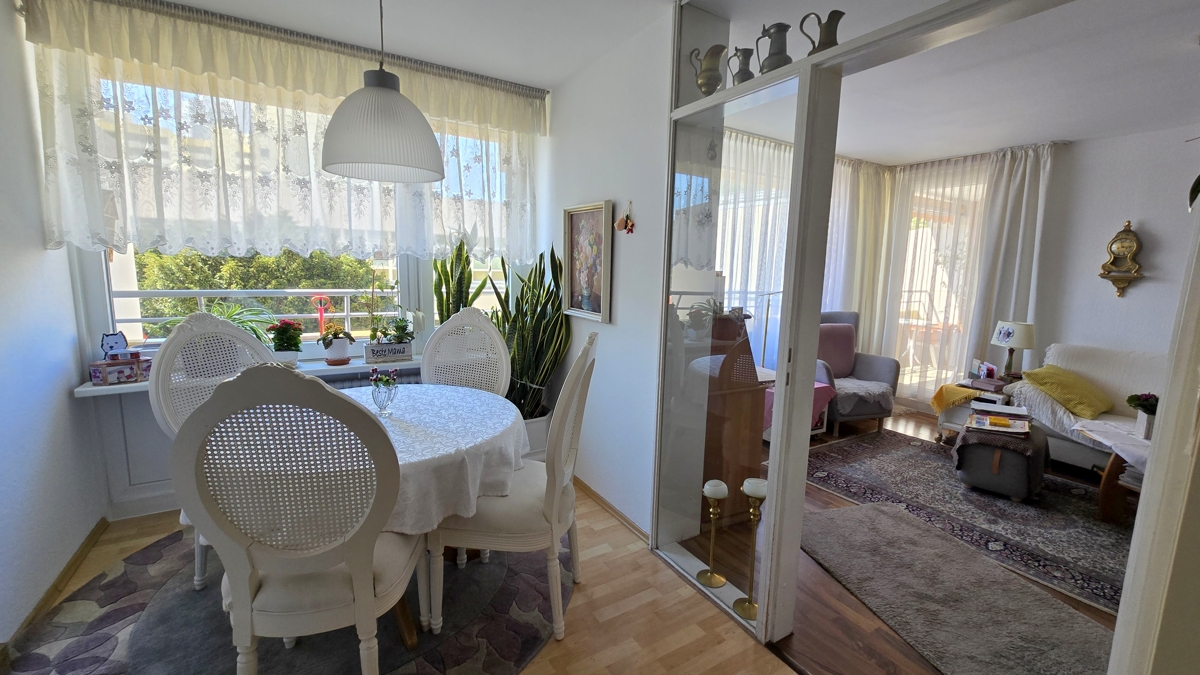 Essbereich und Wohnzimmer