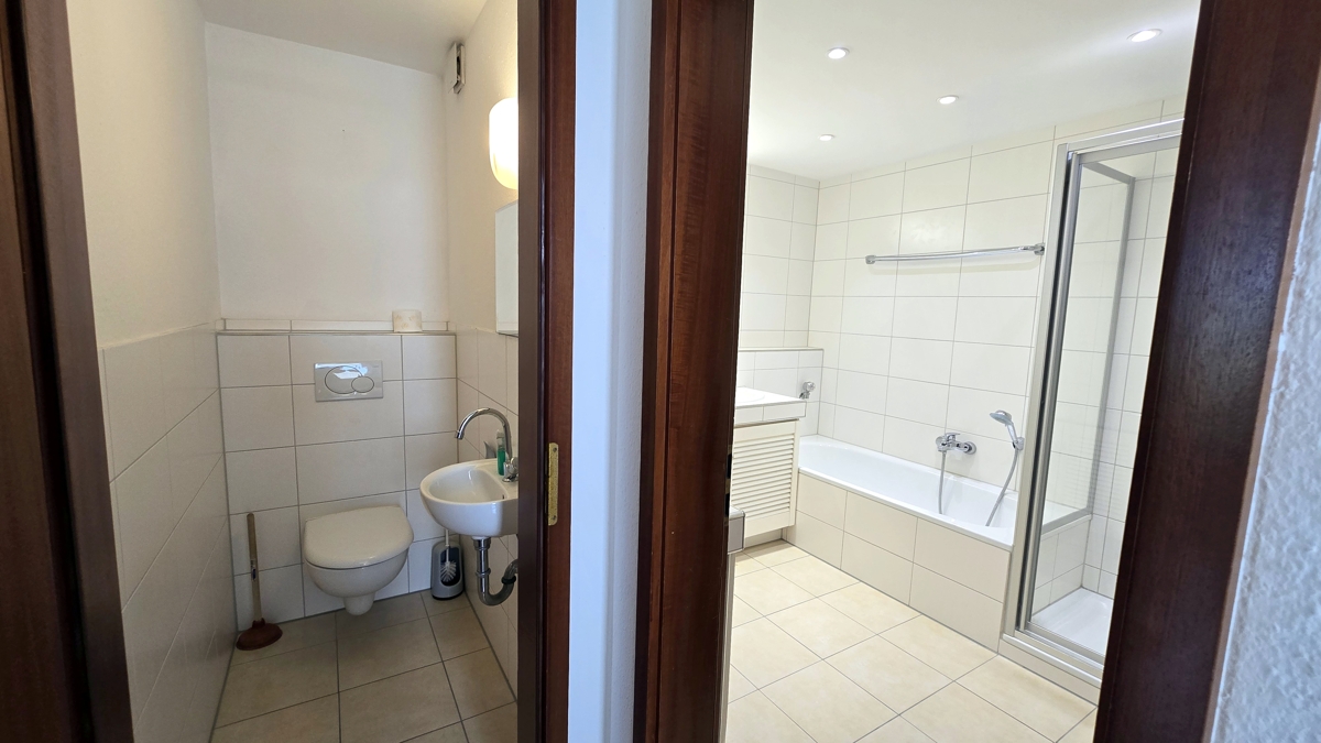 Separates WC und Badezimmer