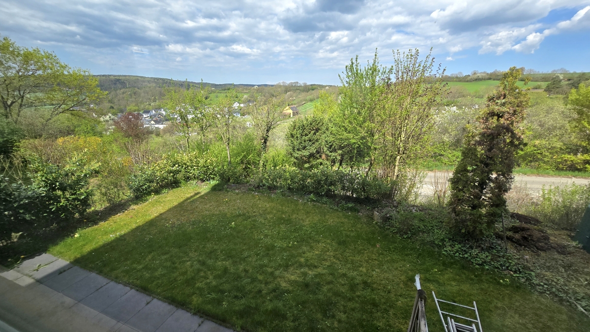Garten vom Wohnzimmer aus