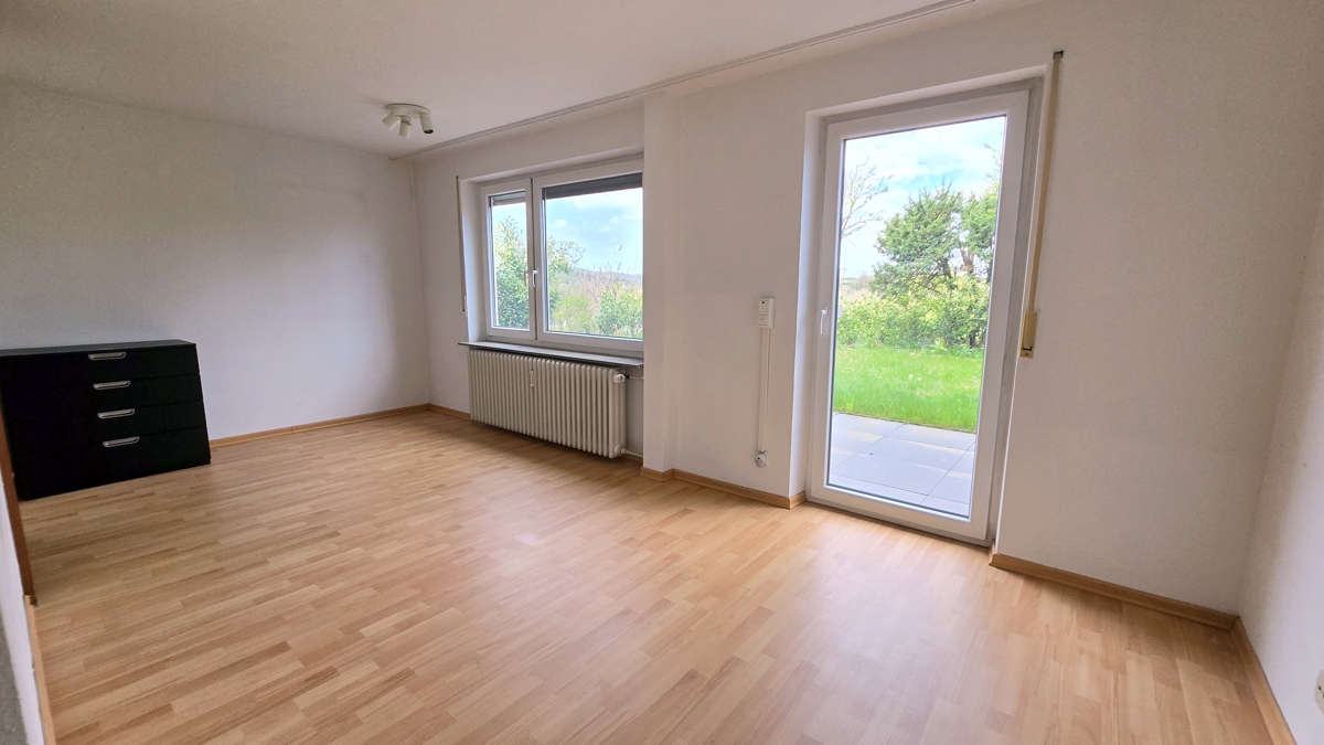 Wohnzimmer und Zugang Terrasse - ELW