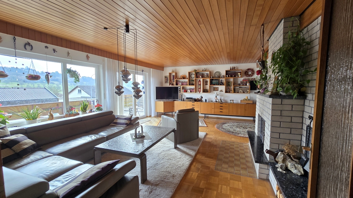 Wohnbereich mit Zugang zur Terrasse