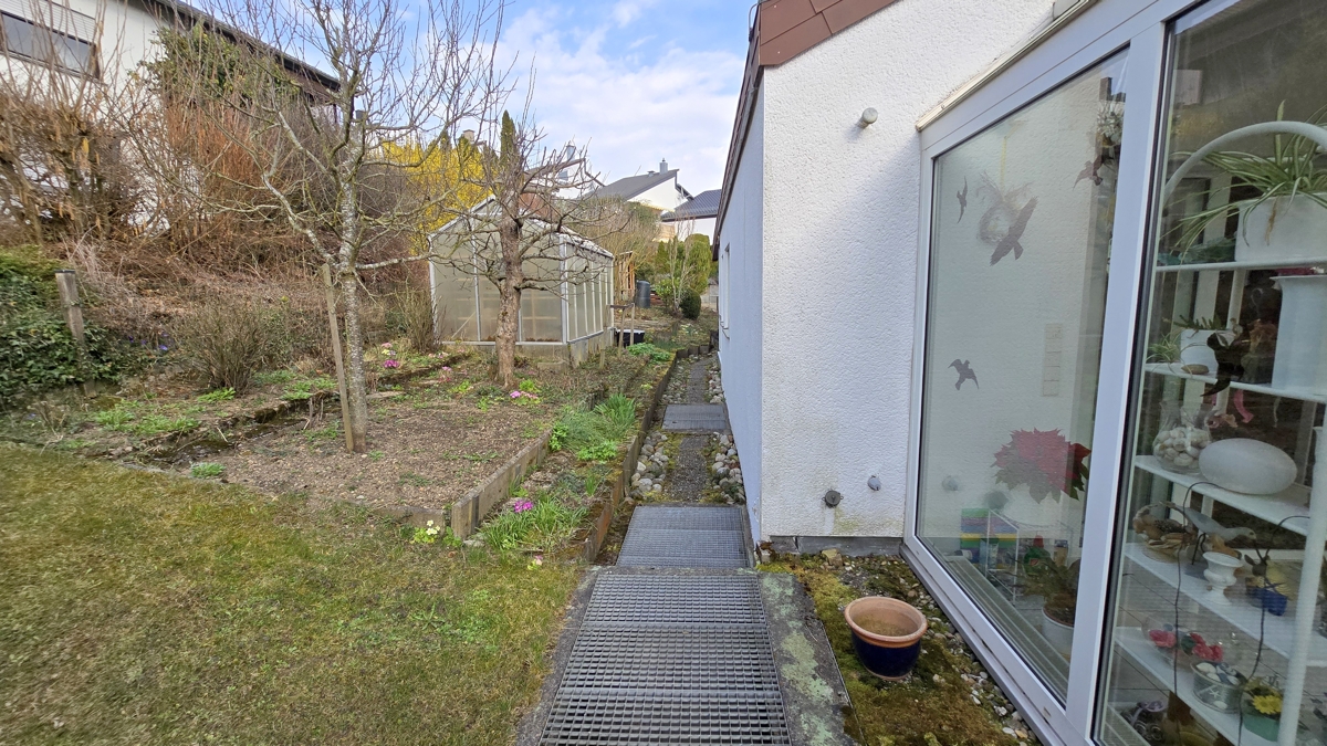 Hinter dem Haus