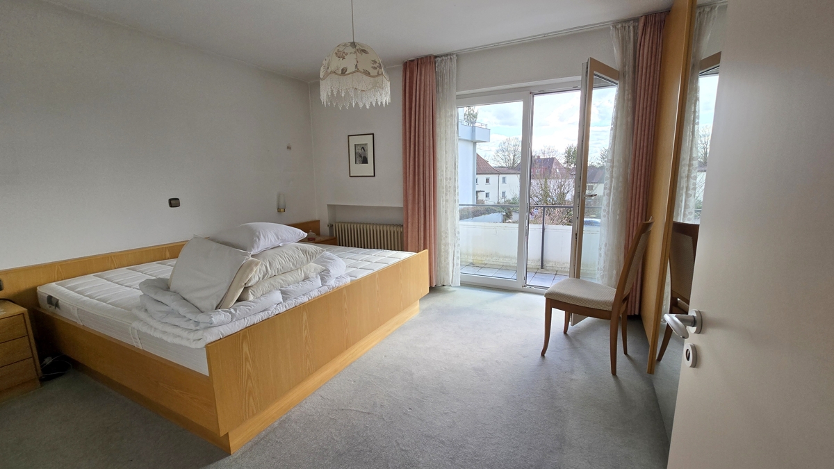 OG - Schlafzimmer 1 m. Zugang Balkon