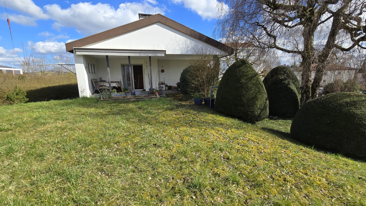 Hausansicht, Terrasse + Garten