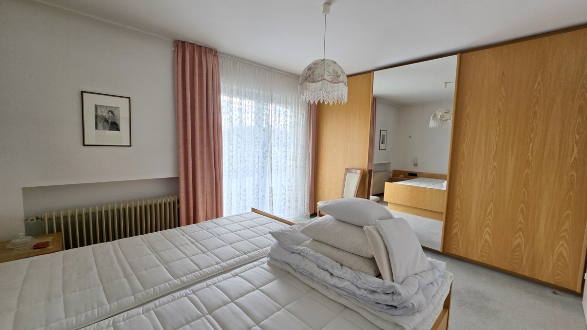 OG - Schlafzimmer 1 m. Zugang Balkon