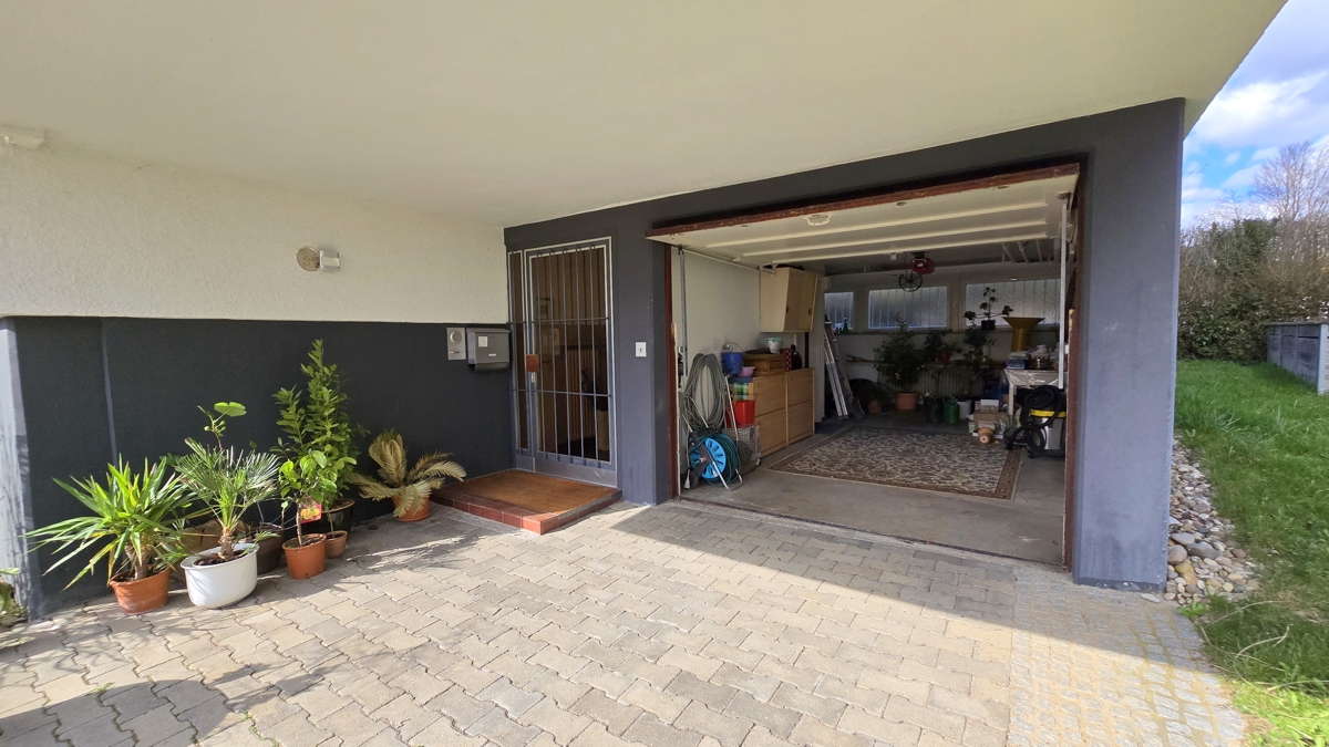 Haustüre und überdachte Garage