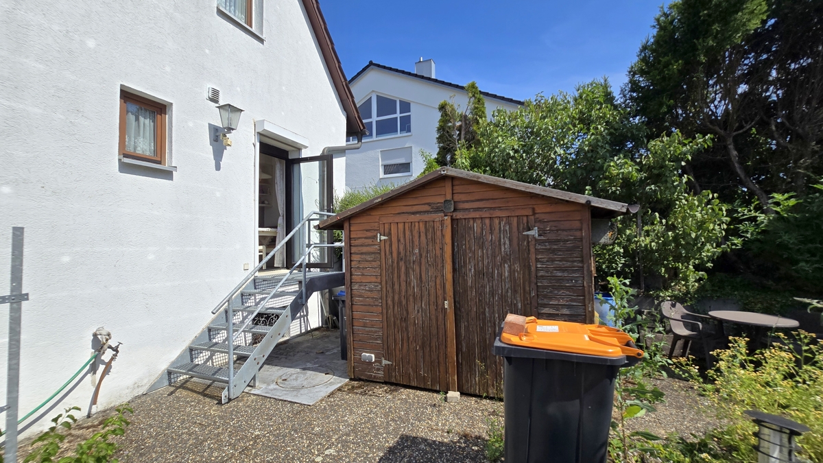 Terrasse mit Gartenhäuschen